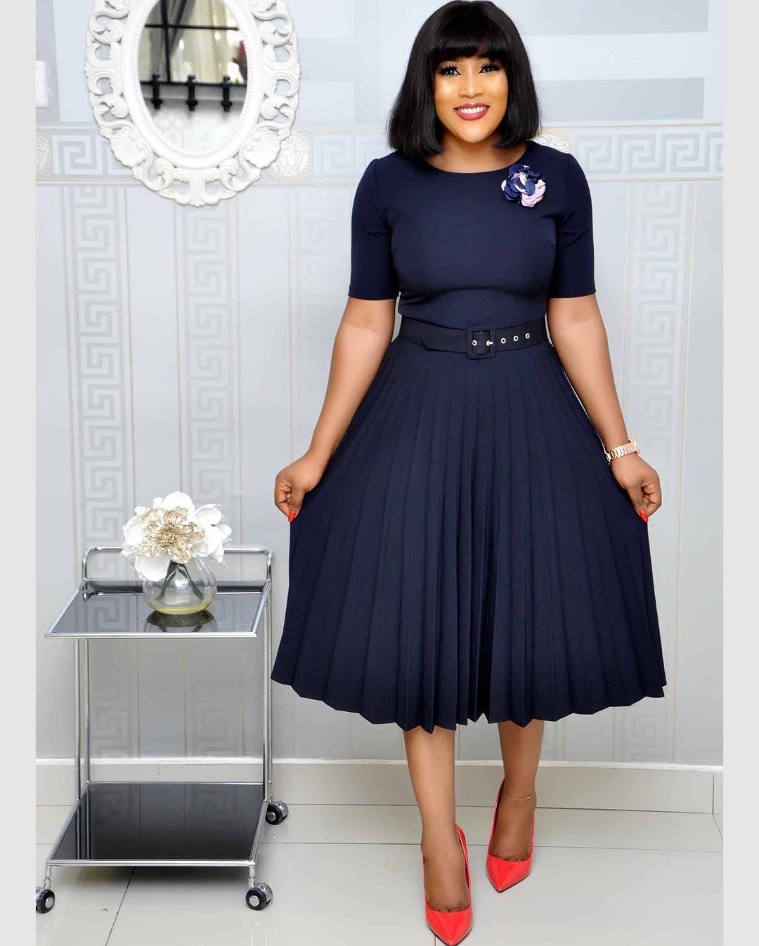 Damen Plissiertes Kleid mit Taillengürtel und eleganter Silhouette EB