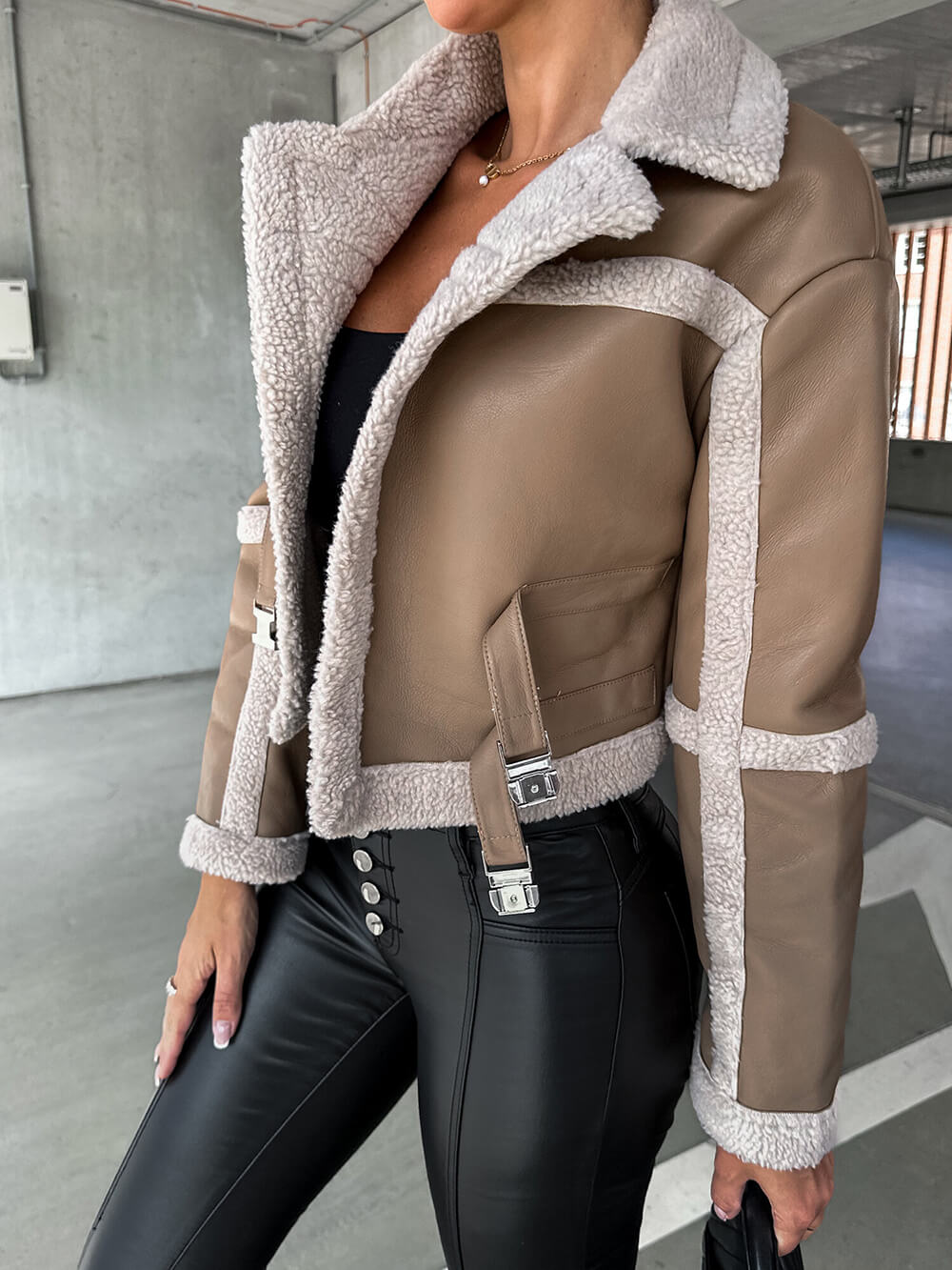 EB | Elegante Lederjacke mit Plüschbesatz