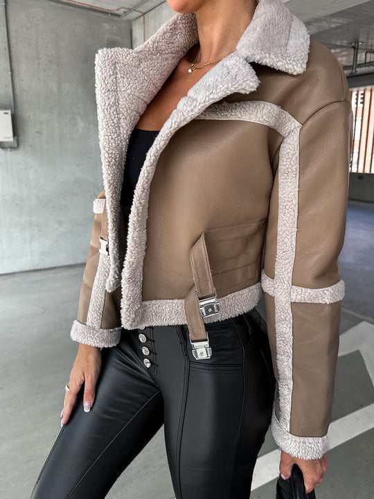 EB | Elegante Lederjacke mit Plüschbesatz