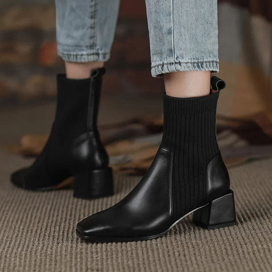 EB | Stiefel mit Quadratischer Zehenpartie und Elastischen Stricksocken