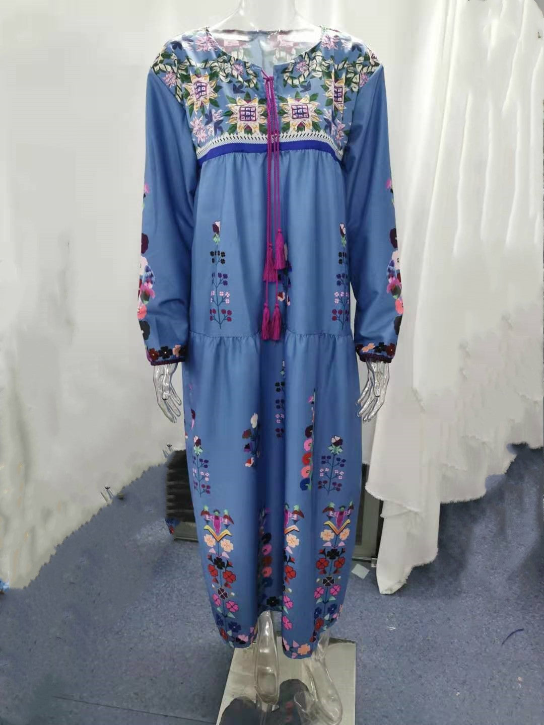 Damen nan besticktes Maxikleid mit langen Ärmeln, Quastenverschluss und folkloristischer Stickerei EB