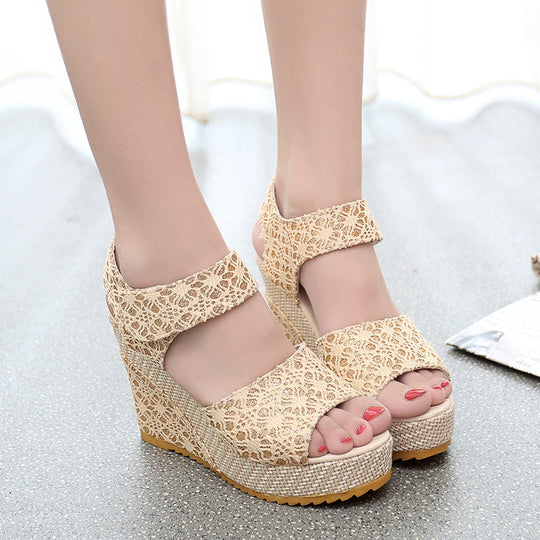 Damen nan elegante Keil-Espadrille mit gewebter Bastplattform, strukturiertem Textilobermaterial und verstellbarem Klettriemen EB