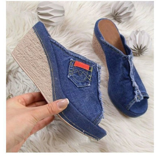 Damen nan Jeans-Pantolette mit offener Zehenpartie, fransigem Saum und Bastkeilabsatz EB