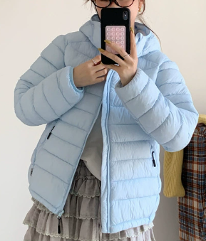 Damen ultraleichte Pufferjacke mit abnehmbarer Kapuze und elastischem Saum EB