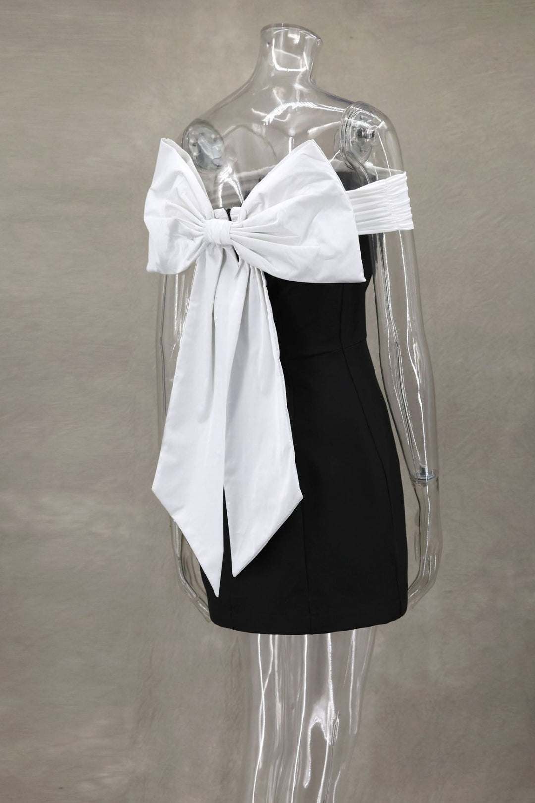 EB | Ein-Wort-Schulter schwarz-weißes Kleid mit kontrastierender Schleife