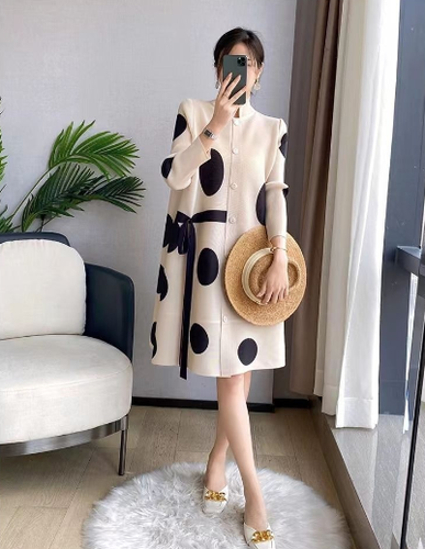 EB | Elegantes Lockeres Kleid mit Tupfenmuster und Hohem Kragen und Tasche