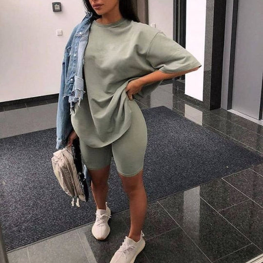 Damen Sportliches Zweiteiliges Set mit T-Shirt und Shorts EB
