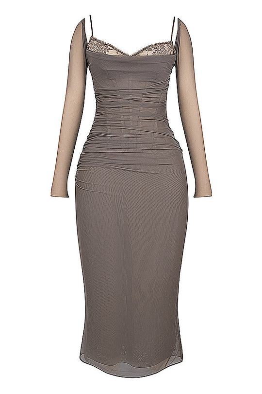 EB | Elegantes Maxikleid mit tiefem Ausschnitt und langen Ärmeln