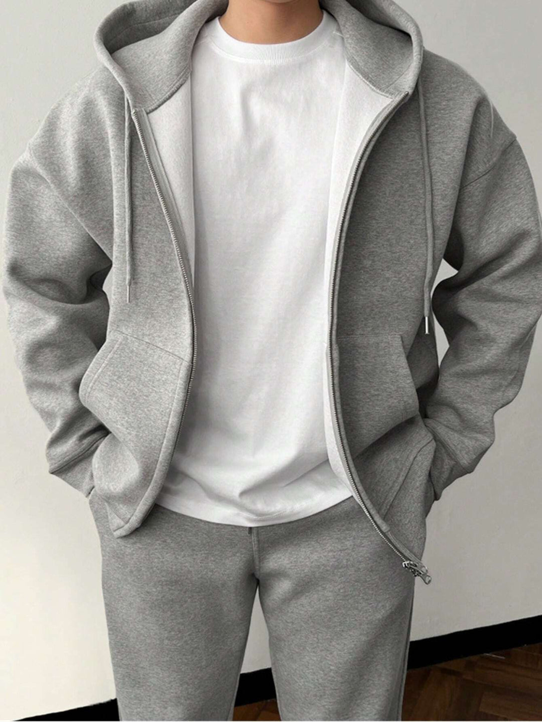 EB | Unifarbener Kapuzenpulli und Hose für Herren