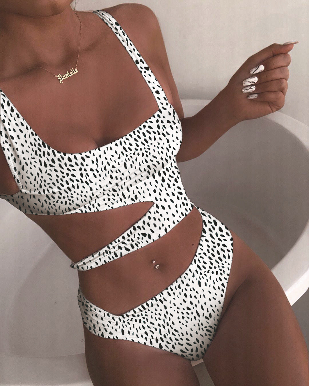 Damen Einteiler Badeanzug mit raffinierten Cut-Outs und modernem Design EB