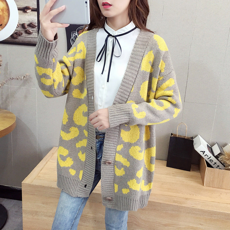 Damen Strickjacke mit modernem Leopardenmuster und praktischen Knöpfen EB