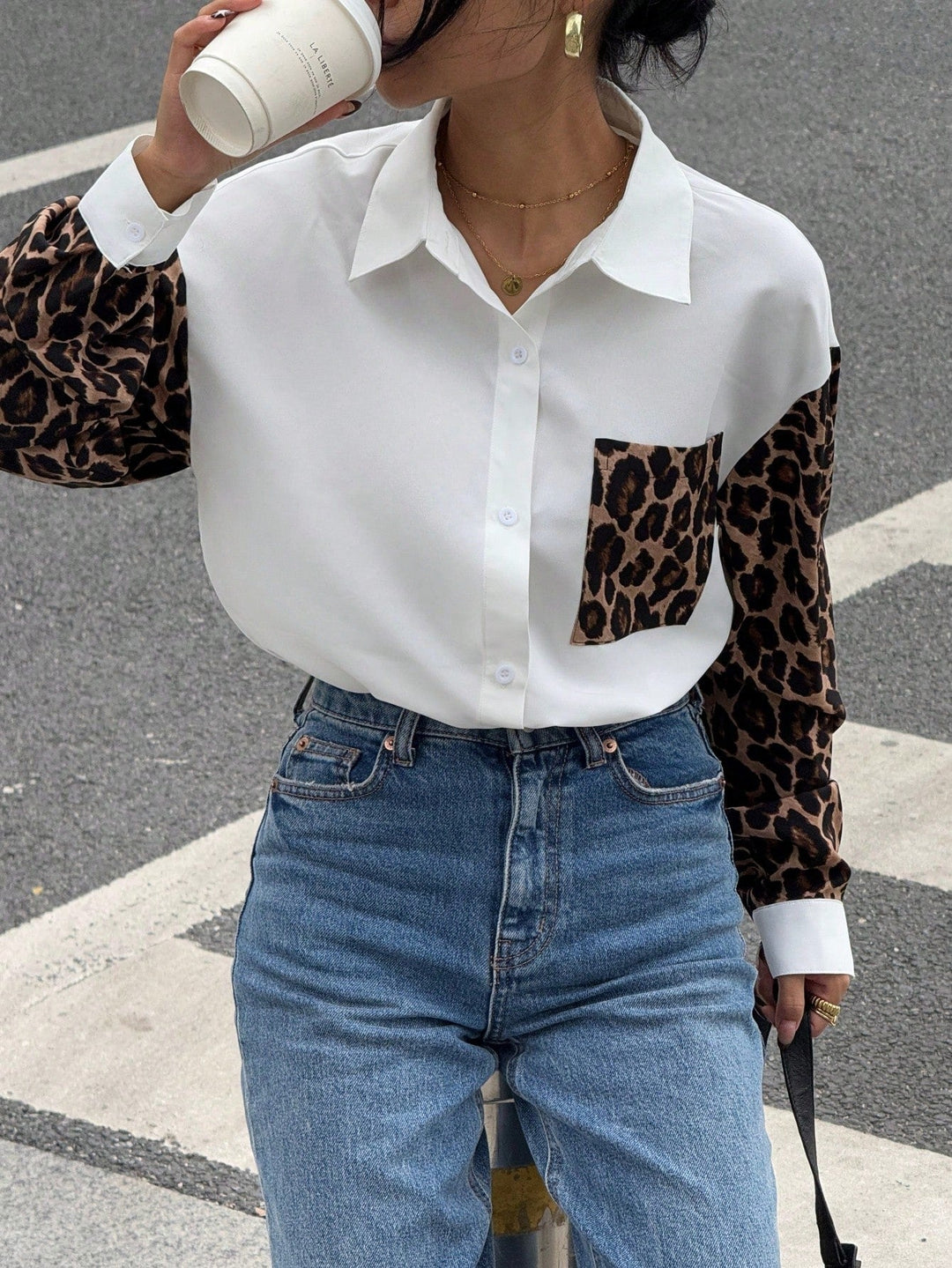 EB | Damenbluse mit Leo-Details Auffällig, Locker & Streetstyle Bereit