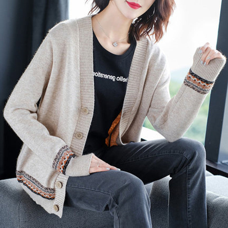 Damen Strickjacke mit eleganten Knopfdetails und modischer Häkelbordüre EB