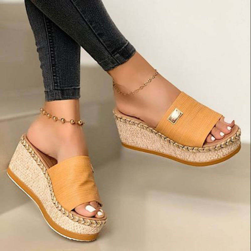 Damen nan Espadrille-Pantolette mit geflochtenem Bastkeil, breitem Strukturriemen und goldener Zierplatte EB
