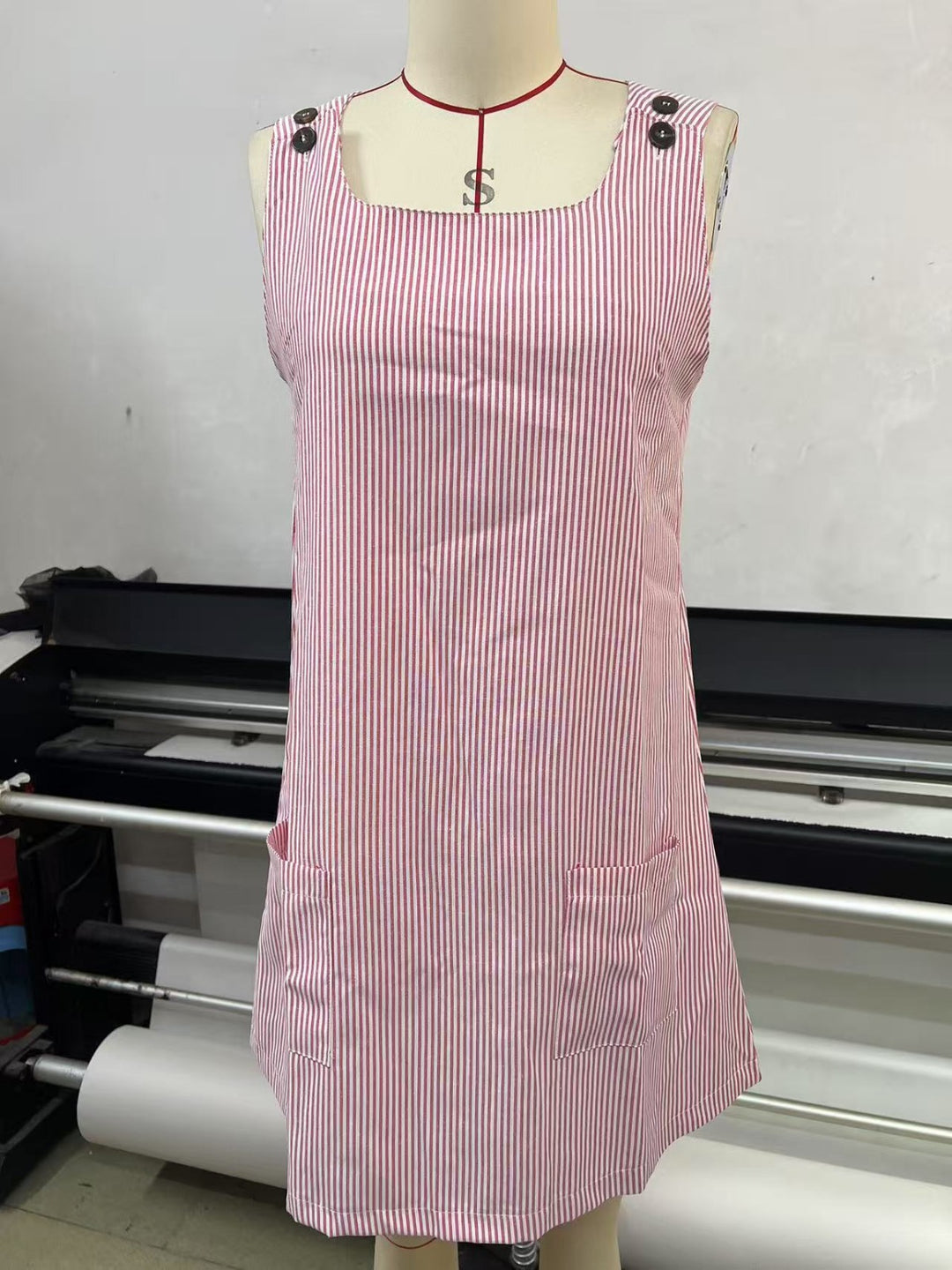 EB | Gestreiftes Kleid mit Knopfleiste