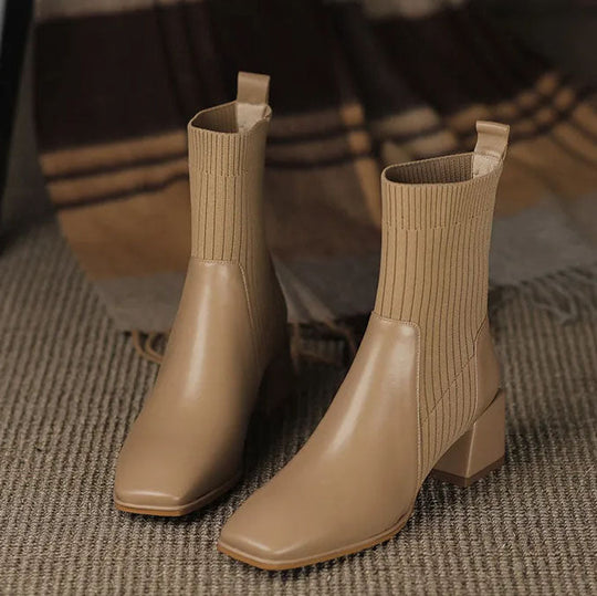 EB | Stiefel mit Quadratischer Zehenpartie und Elastischen Stricksocken
