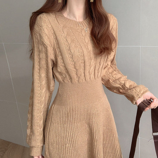 Damen Strickkleid mit strukturiertem Zopfmuster und femininer Silhouette EB