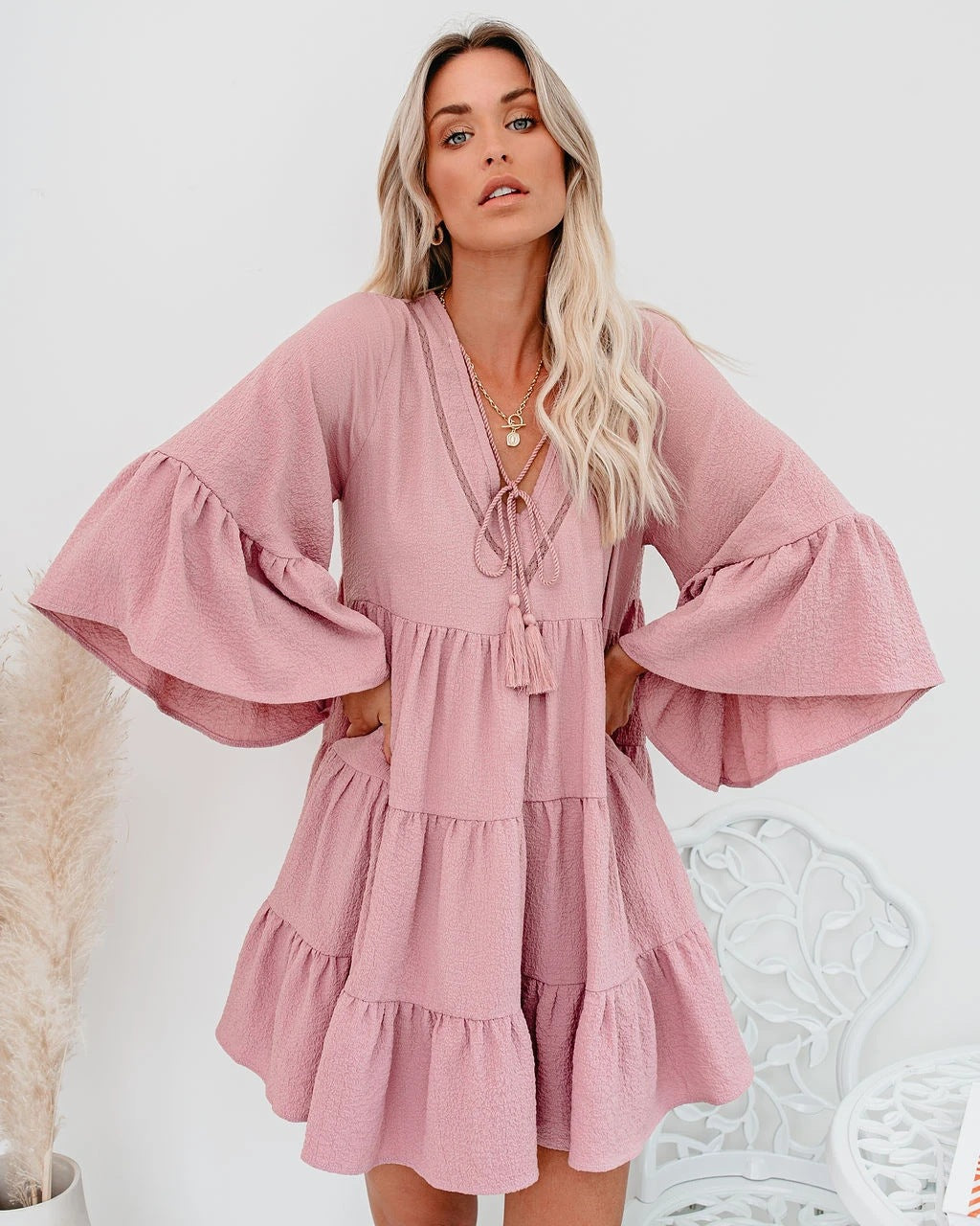Damen Gestuftes Volantkleid mit V‑Ausschnitt, Quastenband und Glockenärmeln EB