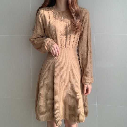 Damen Strickkleid mit strukturiertem Zopfmuster und femininer Silhouette EB