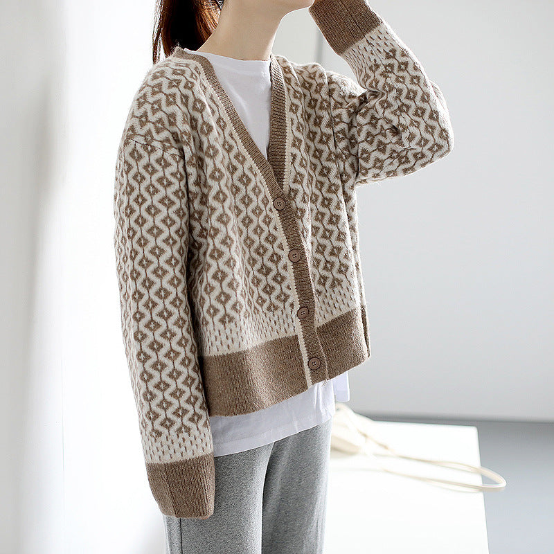 Damen Gemusterte Strickjacke mit innovativem Zopfmuster und oversized Schnitt EB