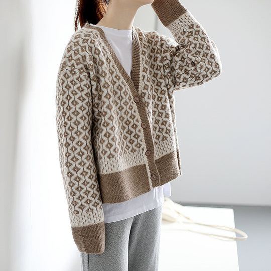 Damen Gemusterte Strickjacke mit innovativem Zopfmuster und oversized Schnitt EB