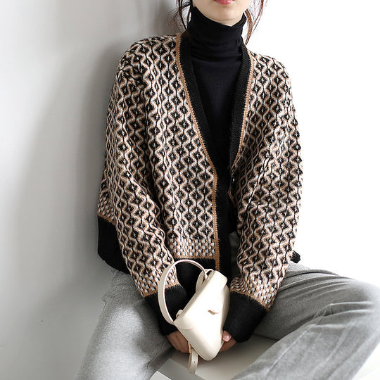 Damen Gemusterte Strickjacke mit innovativem Zopfmuster und oversized Schnitt EB