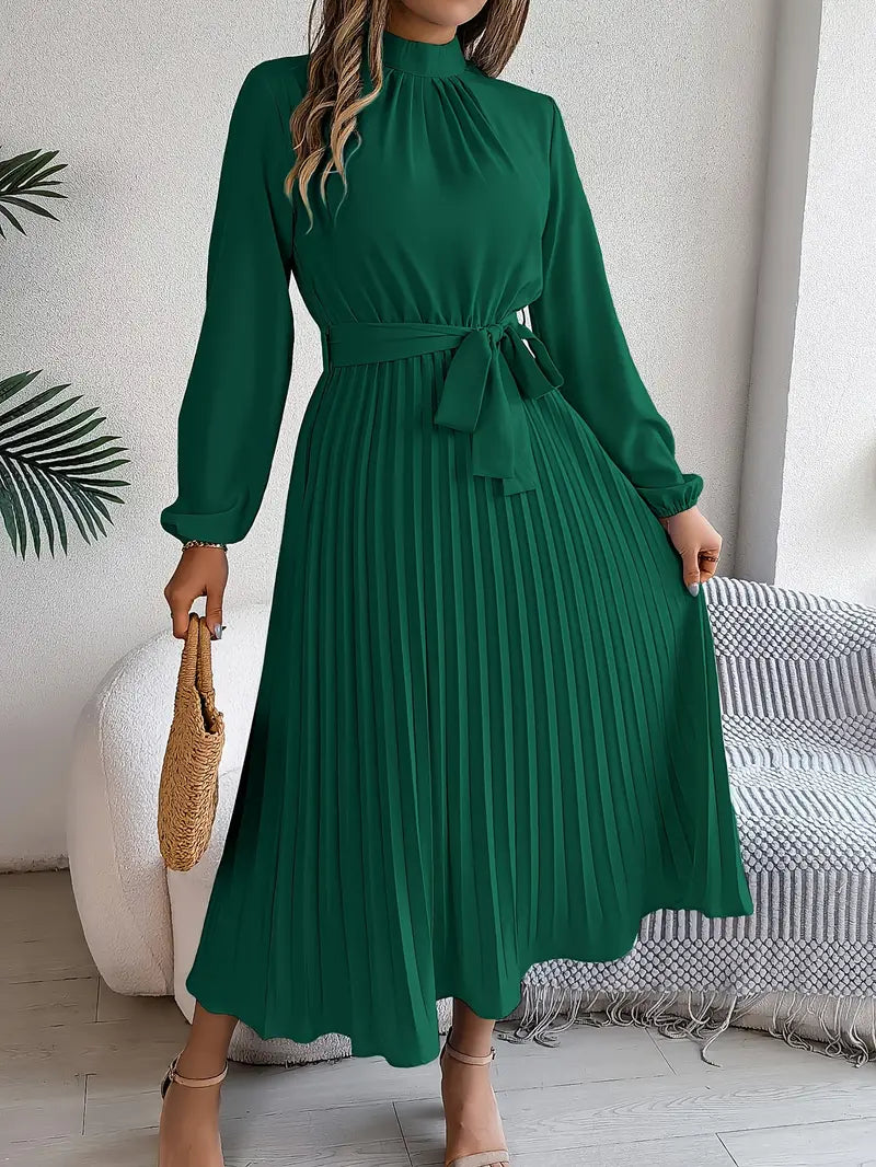 EB | Schlichtes Kleid mit Stehkragen und Plissiertem Gürtel