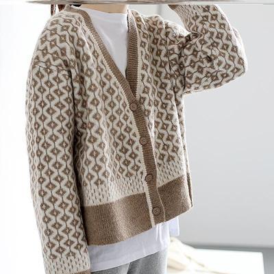Damen Gemusterte Strickjacke mit innovativem Zopfmuster und oversized Schnitt EB