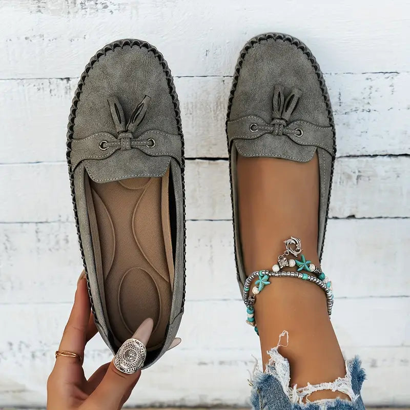 EB | Klassische Wildleder Slipper mit Quastendetail für Damen