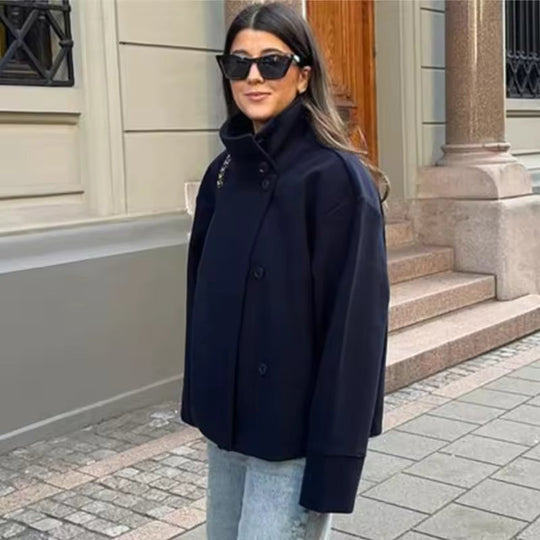EB | Kurzjacke - Hoher Kragen mit asymmetrischem Knopfverschluss