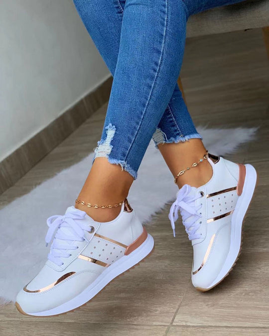 EB - Sneakers mit dicker Sohle und Metall-Emblem