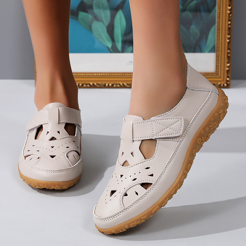 Bequeme Sommerschuhe mit Klettverschluss und Lochmuster EB