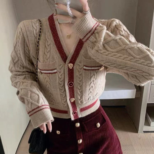 EB | Kurze Strickjacke Elegant und Modern Kontrastdetails