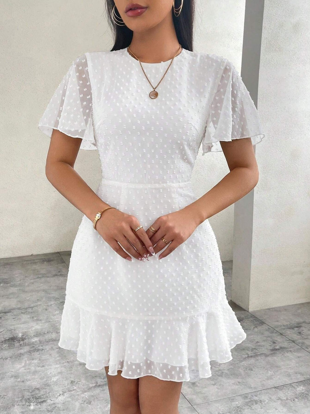 EB | Dreidimensionales Kleid mit Rüschenrand und Punkten