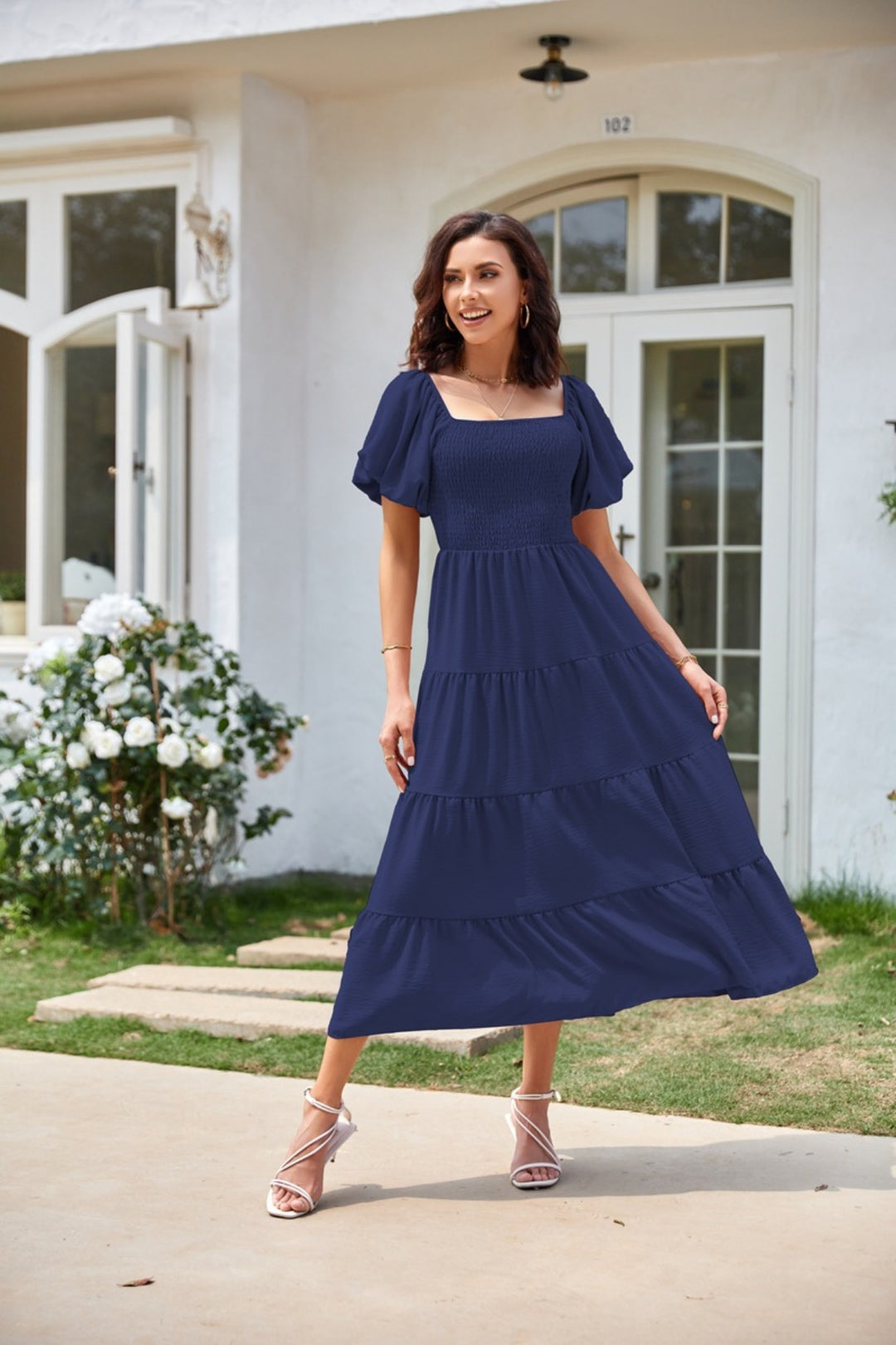 EB | Plissee-Kleid mit quadratischem Ausschnitt und Neckholder-Blasenärmeln
