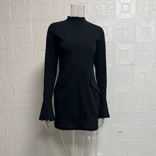 EB | Schmal geschnittenes, langärmeliges, hüftumspielendes Kleid