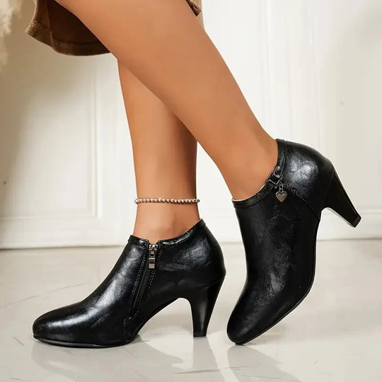 Zeitlose Stiefeletten im femininen Spitzen-Design EB EB