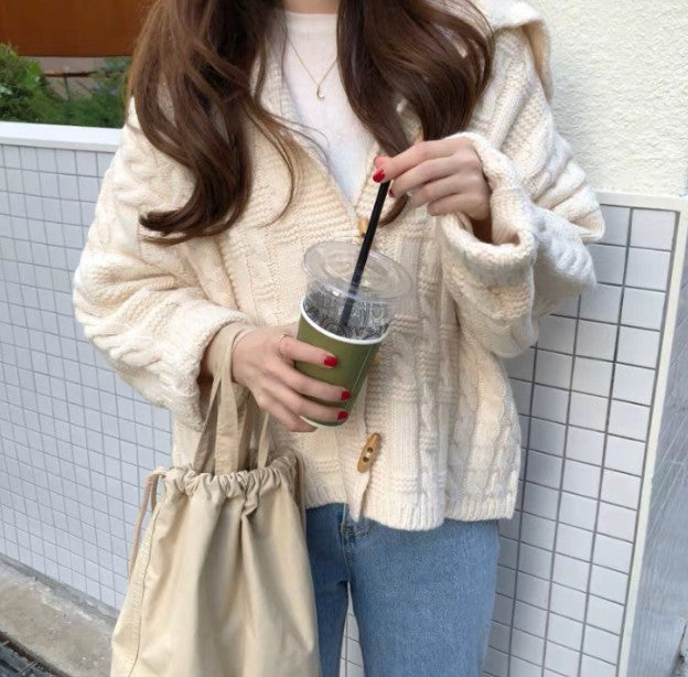Damen Strickjacke mit voluminösen Ärmeln und detailreicher Zopfmusterung EB