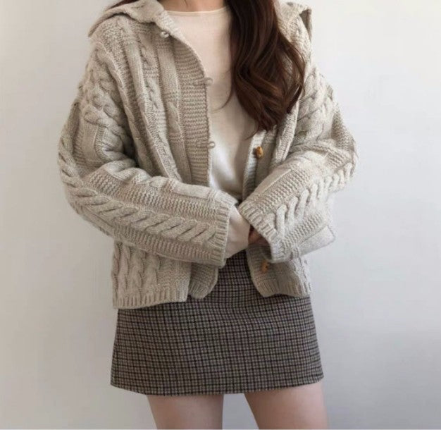 Damen Strickjacke mit voluminösen Ärmeln und detailreicher Zopfmusterung EB