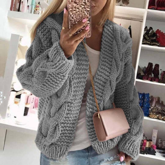Damen Strickjacke mit grobem Zopfmuster und lässigem Schnitt EB