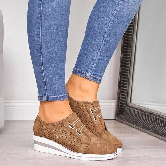 Sneaker Mit Klettverschluss Und Perforation EB