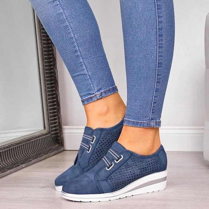Sneaker Mit Klettverschluss Und Perforation EB