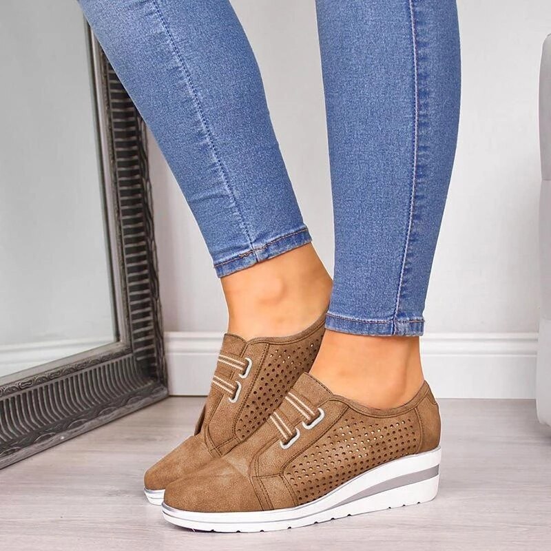 Sneaker Mit Klettverschluss Und Perforation EB