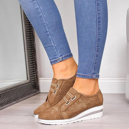 Sneaker Mit Klettverschluss Und Perforation EB