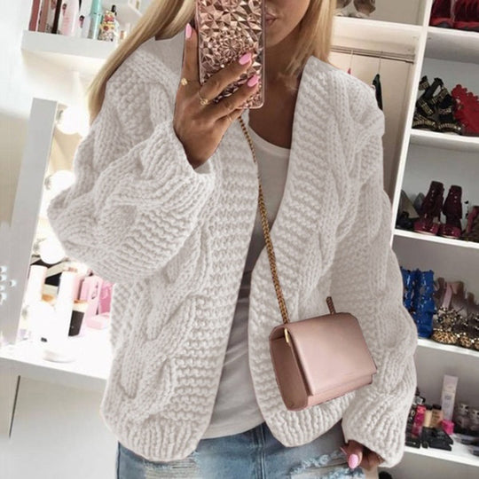 Damen Strickjacke mit grobem Zopfmuster und lässigem Schnitt EB