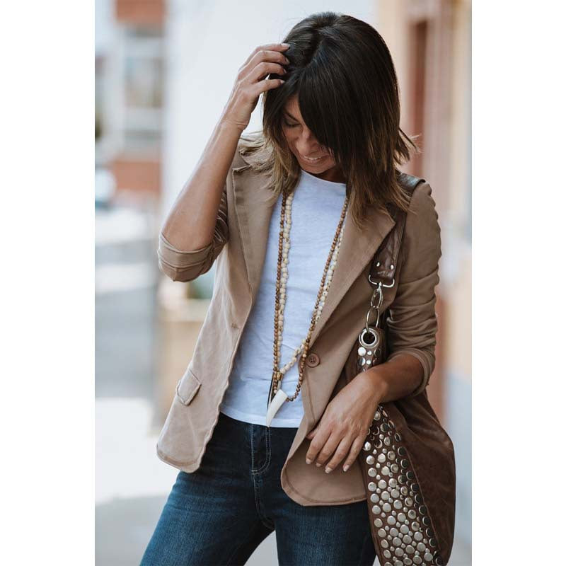 Damen Eleganter Blazer mit strukturierten Details und slim-fit Schnitt EB