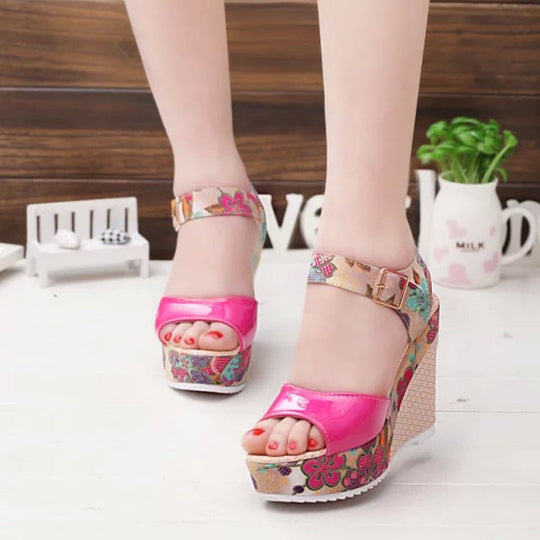 Damen Wedge-Sandalen mit floralem Design und komfortabler Schnalle EB