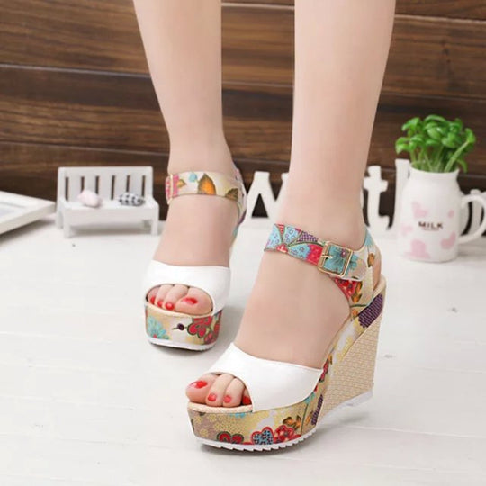 Damen Wedge-Sandalen mit floralem Design und komfortabler Schnalle EB