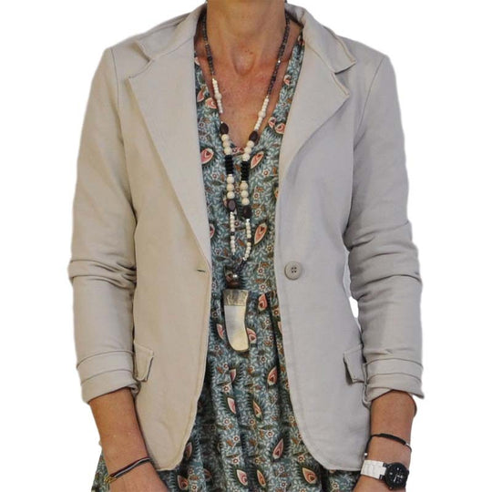 Damen Eleganter Blazer mit strukturierten Details und slim-fit Schnitt EB