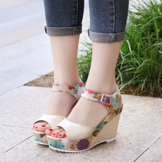 Damen Wedge-Sandalen mit floralem Design und komfortabler Schnalle EB